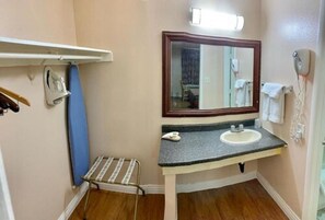 1 quarto, escrivaninha, ferros/tábuas de passar roupa, Wi-Fi de cortesia