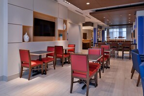 Lobby - Holiday Inn Express & Suites Marshalltown by IHG (Marshalltown)