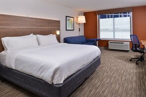 Desk, laptop workspace, blackout drapes, iron/ironing board - Holiday Inn Express & Suites Marshalltown by IHG (Marshalltown)