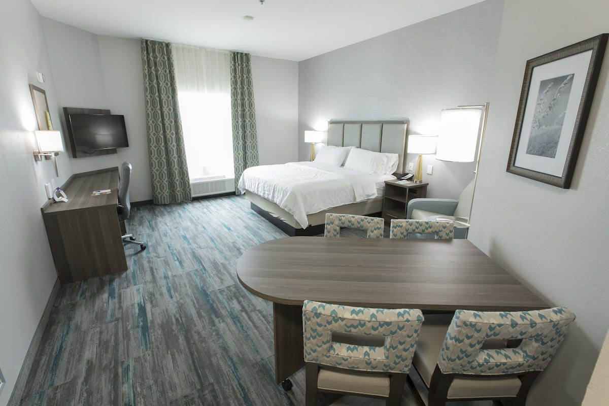 1 bedroom, premium bedding, desk, laptop workspace