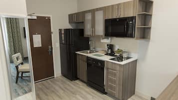 1 bedroom, premium bedding, desk, laptop workspace