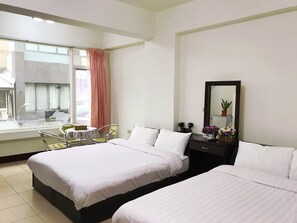 ห้องเบสิก, เตียงใหญ่ 2 เตียง | เครื่องนอนระดับพรีเมียม, โต๊ะทำงาน, ห้องเก็บเสียง, Wi-Fi ฟรี