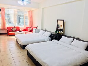 ห้องคลาสสิก, เตียงใหญ่ 2 เตียง | เครื่องนอนระดับพรีเมียม, โต๊ะทำงาน, ห้องเก็บเสียง, Wi-Fi ฟรี