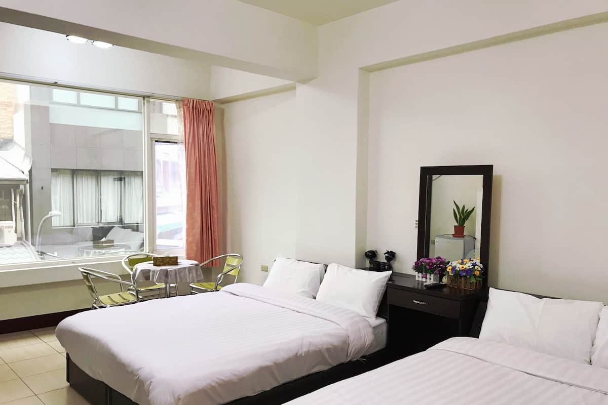 Premium bedding, desk, soundproofing, free WiFi