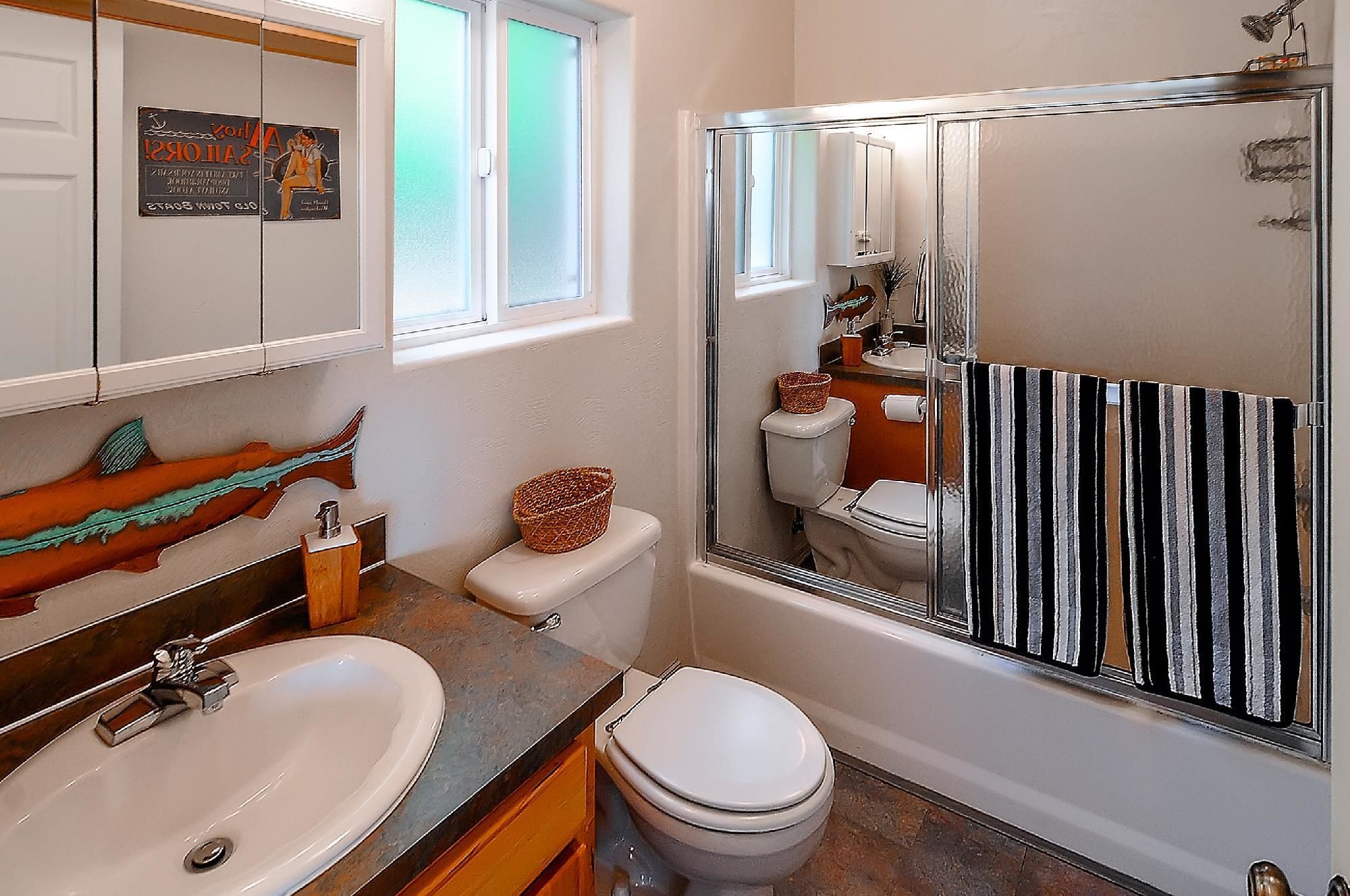 Chalet | Bathroom | Combined shower/bathtub, free toiletries, hair dryer, towels