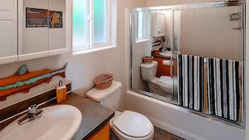Chalet | Bathroom | Combined shower/bathtub, free toiletries, hair dryer, towels