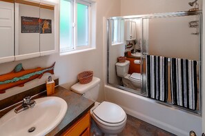 Chalet | Bathroom | Combined shower/tub, free toiletries, hair dryer, towels - Giggle Fish (Hoodsport)