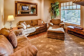 Chalet | Living room | Flat-screen TV, fireplace