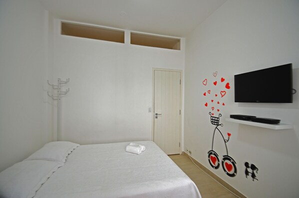 Apartment | Iron/ironing board, free WiFi, bed sheets - Rio Rentals 021- C074 Studio na quadra da praia de Copacabana (Rio de Janeiro)