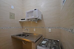 Apartment | Private kitchen | Fridge, microwave, oven, stovetop - Rio Rentals 021- C074 Studio na quadra da praia de Copacabana (Rio de Janeiro)