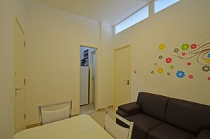 Apartment | Living area | Flat-screen TV - Rio Rentals 021- C074 Studio na quadra da praia de Copacabana (Rio de Janeiro)