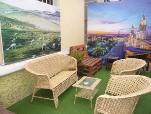 32-inch flat-screen TV with cable channels, TV - Hostel Fuentes (Arequipa)