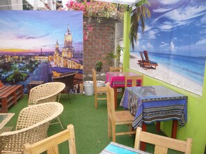 32-inch flat-screen TV with cable channels, TV - Hostel Fuentes (Arequipa)