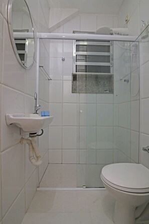 Bathroom - Rio Rentals 021- C066 Studio com maquina de lavar em Copacabana (Rio de Janeiro)