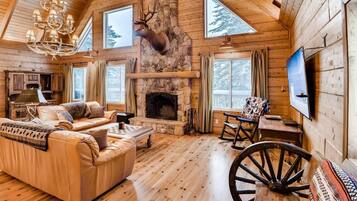 Chalet | Ruang keluarga | TV layar datar dan perapian