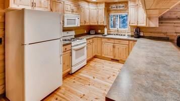 Chalet | Dapur peribadi | Peti sejuk/penyejuk beku saiz penuh, ketuhar gelombang mikro, ketuhar