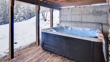 Bathtub spa outdoor