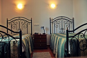 Twin Room | Minibar, in-room safe, desk, soundproofing - Hotel Santa Comba (Moura)