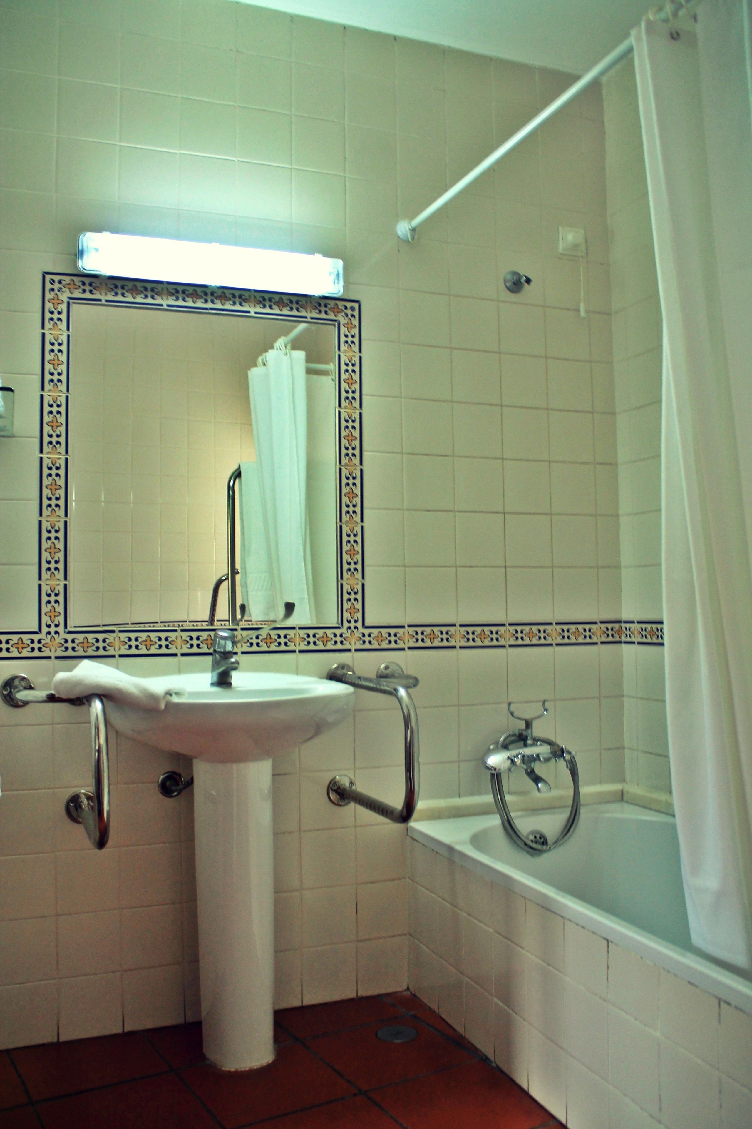 triple room | bathroom | free toiletries, hair dryer, bidet, towels