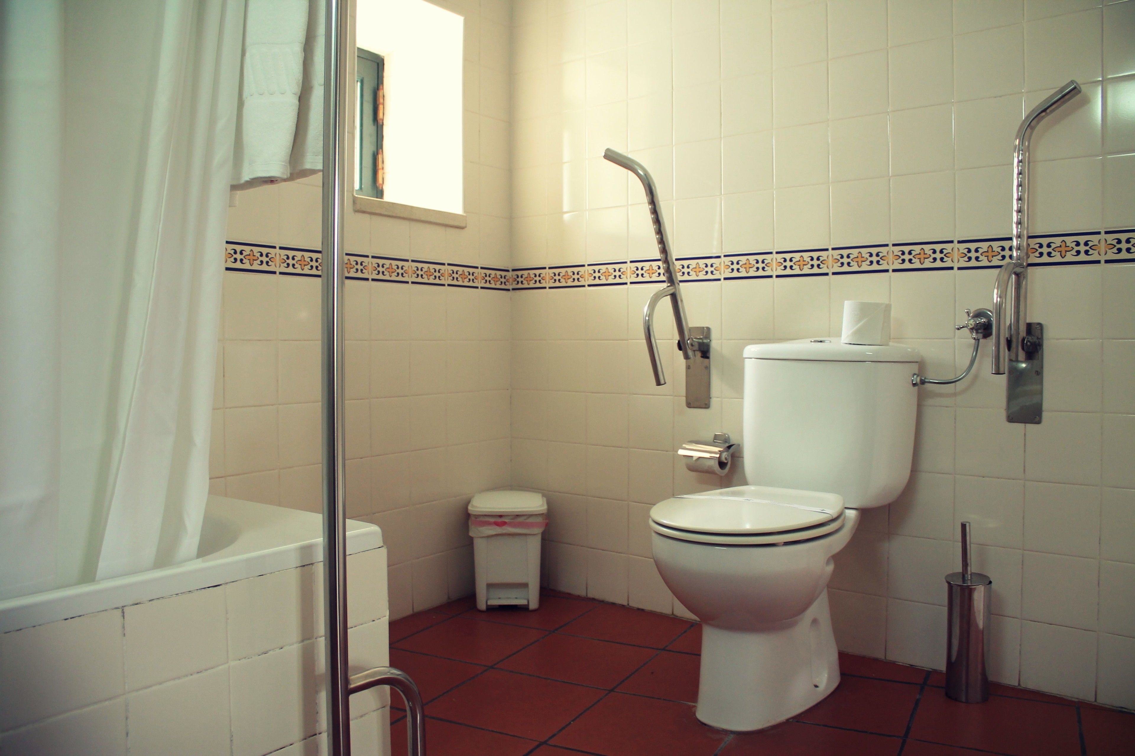 triple room | bathroom | free toiletries, hair dryer, bidet, towels