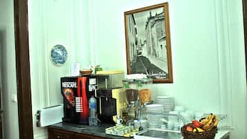 Desayuno buffet diario (EUR 4 por persona)