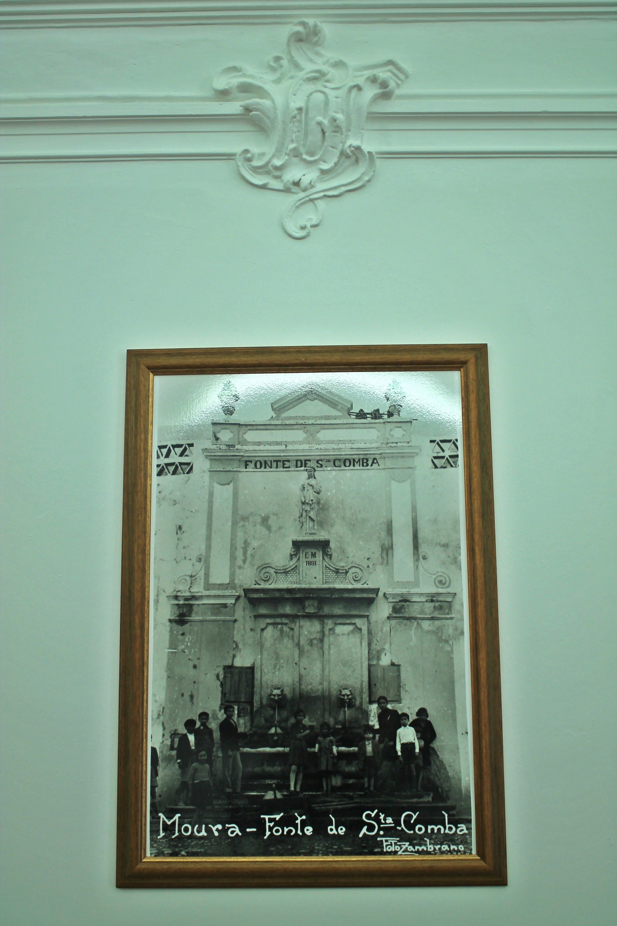 A framed historical photograph of Fonte de S. Comba, including architectural details and people.