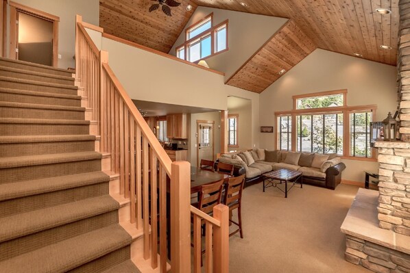 Chalet | Aire de séjour | Téléviseur à écran plat, lecteur de DVD, table de ping-pong