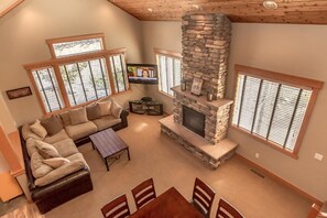 Chalet | Living room | Flat-screen TV, DVD player, table tennis - Roslyn Hideaway (Cle Elum)