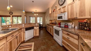 Chalet | Private kitchen | Full-sized fridge, microwave, oven, stovetop