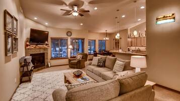 Nhà gỗ | Khu phòng khách | TV màn hình phẳng, lò sưởi, máy chơi game, đầu đĩa DVD