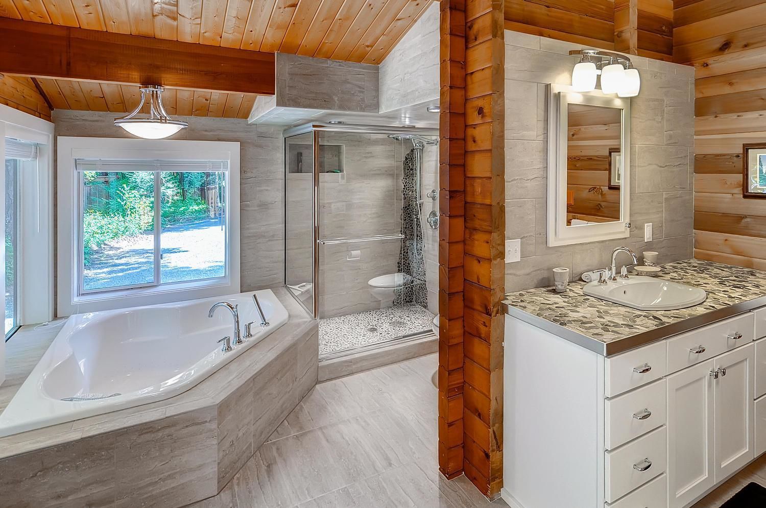 Chalet | Badkamer | Een aparte badkuip en douche, een diep bad, gratis toiletartikelen
