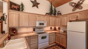 Chalet | Dapur pribadi | Lemari es besar, microwave, oven, dan kompor