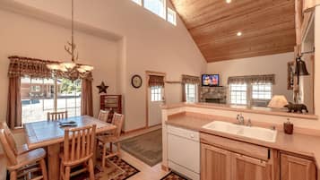 Chalet | Makan dalam bilik