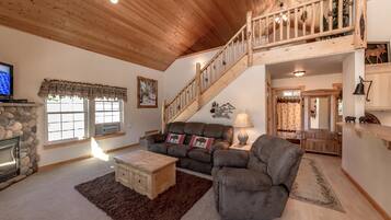 Chalet | Area keluarga | Televisi plasma 40-inci dengan saluran TV digital, TV, dan perapian