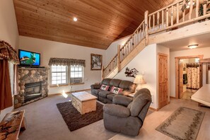 Chalé | Área de estar | TV de plasma 40 polegadas com canais digitais, TV, lareira