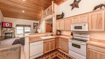 Chalet | Dapur pribadi | Lemari es besar, microwave, oven, dan kompor