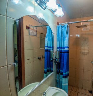 Habitación doble Deluxe, varias camas, para no fumadores | Baño | Regadera, regadera tipo lluvia, amenidades de baño gratuitas, toallas 
