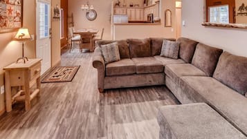 Chalet | Area keluarga | Televisi layar datar 55-inci dengan saluran TV kabel, TV, dan perapian