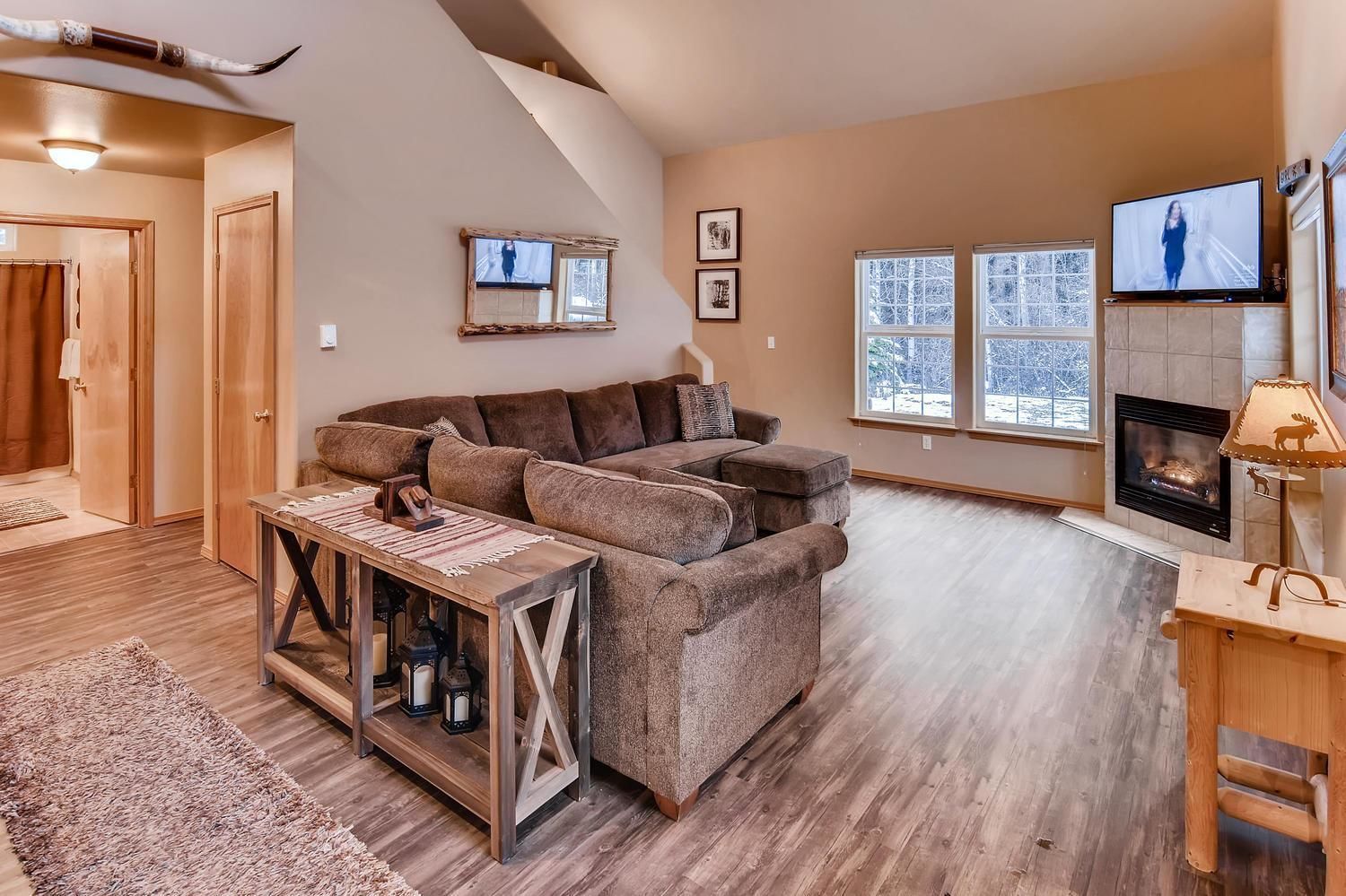 Chalet | Living room | 55-inch flat-screen TV with cable channels, TV, fireplace