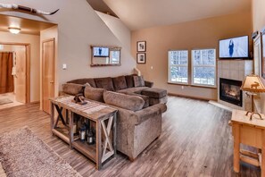 木屋 | 客廳 | 55-吋平面電視、有線頻道、電視、壁爐