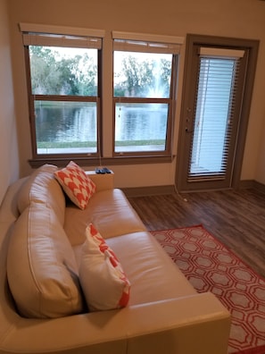 1 bedroom, premium bedding, iron/ironing board, free wired internet - Tropical Waterview Escape (Bradenton)