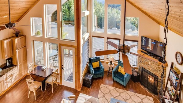 شاليه | منطقة المعيشة | تلفزيون بشاشة مسطحة بحجم 50-بوصة يعرض قنوات فضائية، تلفزيون، مدفأة