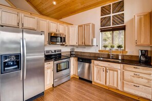 Chalet | Privékeuken | Een koelkast/vriezer, een magnetron, een oven, een kookplaat