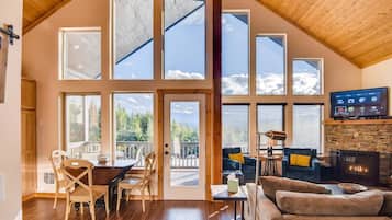 Chalet | Area keluarga | Televisi layar datar 50-inci dengan saluran TV satelit, TV, dan perapian