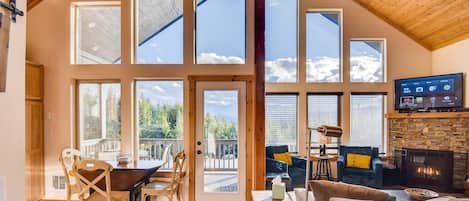 Stuga | Vardagsrum | 50-tums platt-tv med satellitkanaler, tv och eldstad