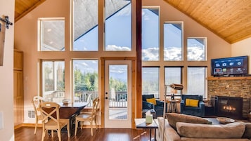 Chalet | Zona de estar | Televisión de pantalla plana de 50 pulgadas con canales por satélite