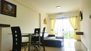 Apartment, 2 Schlafzimmer, Balkon, Stadtblick | Wohnbereich | Flachbildfernseher