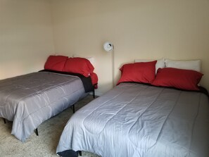 Kondominium Comfort, 3 kamar tidur, akses ke kolam renang | 1 kamar tidur, seprai premium, dan setrika/meja setrika
