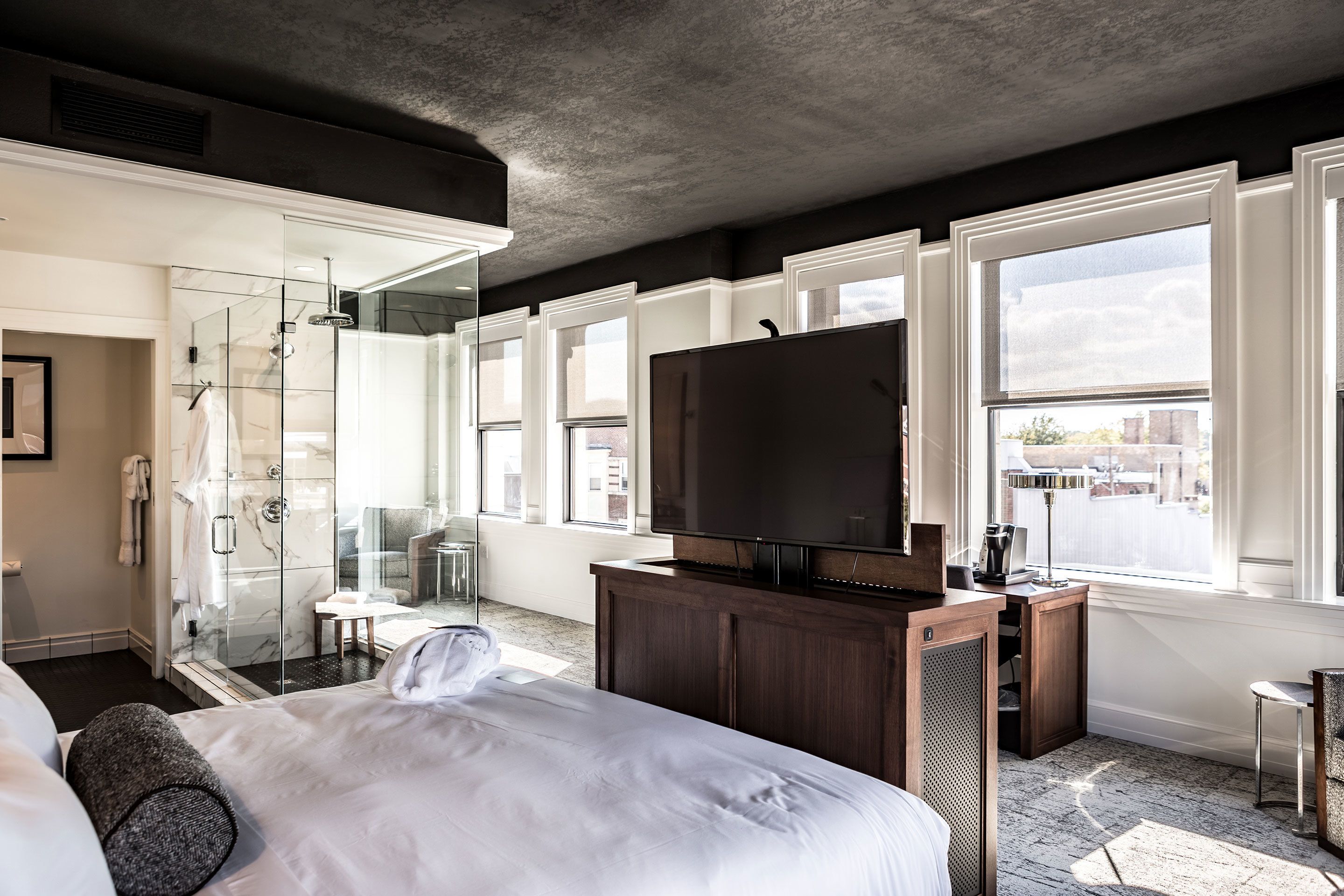 signature single room, 1 king bed | premium bedding, minibar, in-room safe, desk