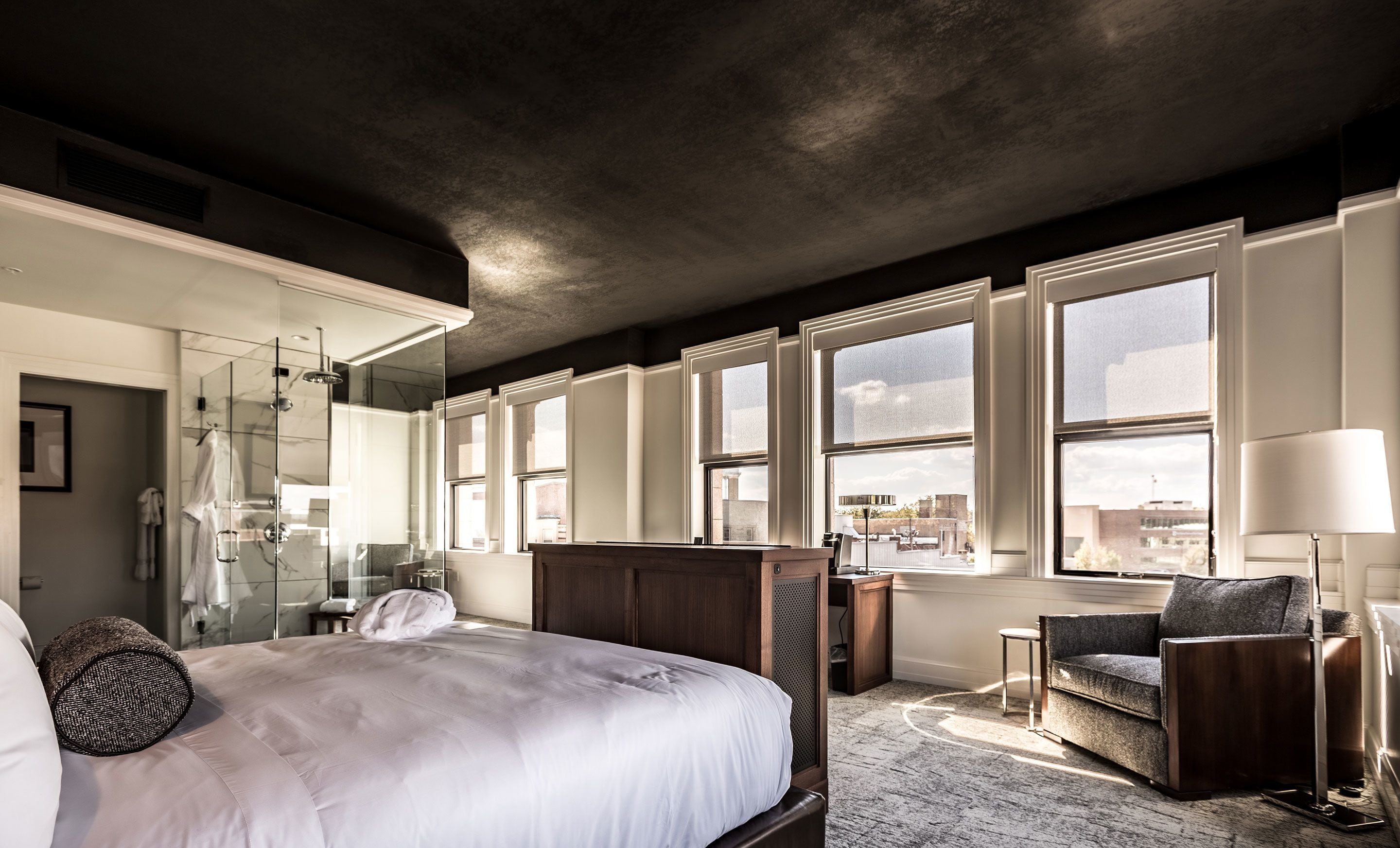 signature single room, 1 king bed | premium bedding, minibar, in-room safe, desk